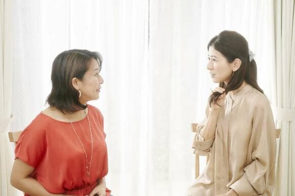 女性が会話する様子