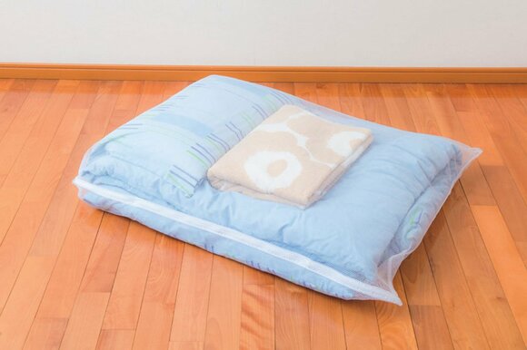 掛け布団の上にパジャマ入れこむ