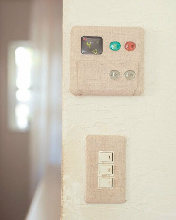 スイッチや給湯器のプレートをリネンでくるむ