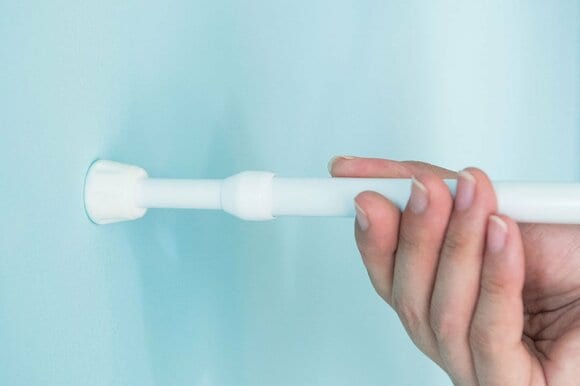 バネを押しつける反発力を利用してつける