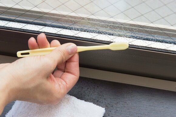 古歯ブラシを使いパッキンについたカビを取る