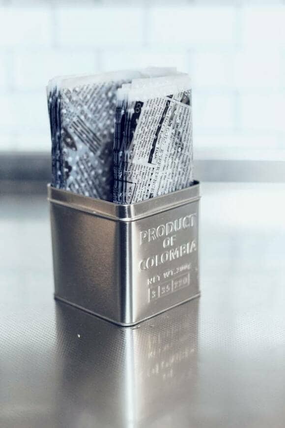 缶に水切り袋を収納