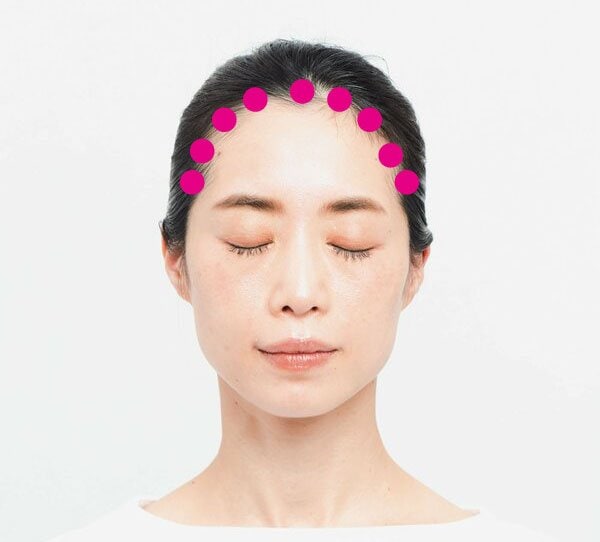 正面瞼閉じた女性