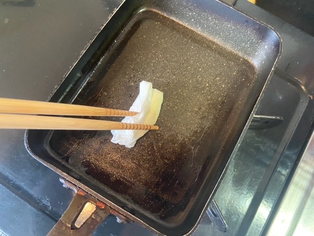 卵焼き器にペーパータオル