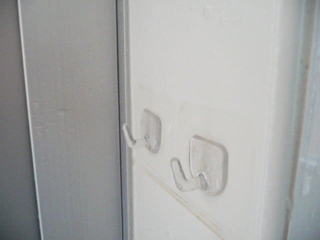 壁にフィルムフック2つ