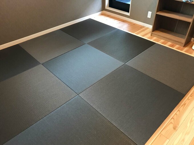 個室の中央に敷いた畳