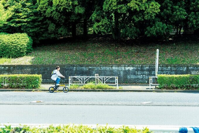 自転車に乗る女性
