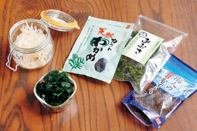 乾燥されたカットわかめやあおさ、もずくなどの海藻が並ぶ