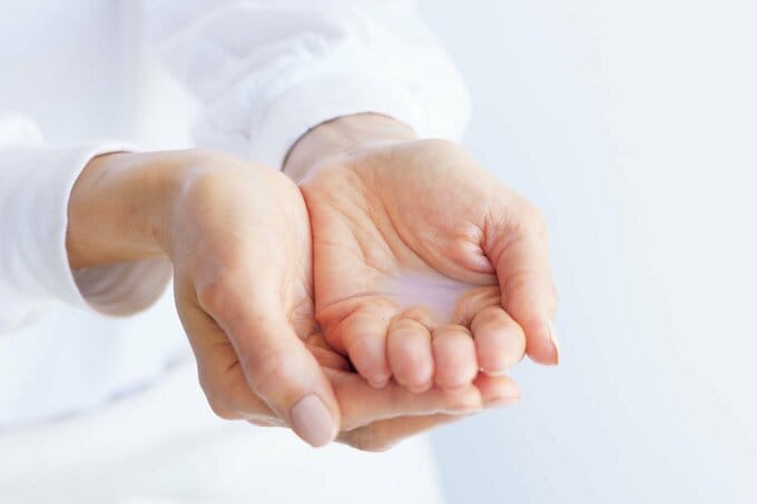 手のひらと化粧水画像