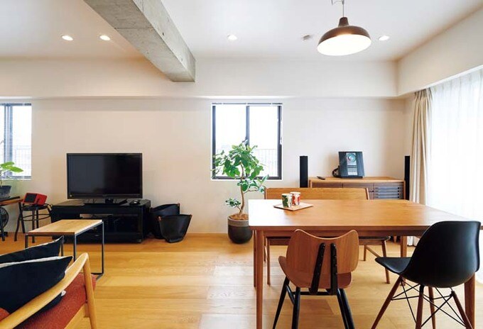 色味を合わせた家具が並ぶリビングダイニング