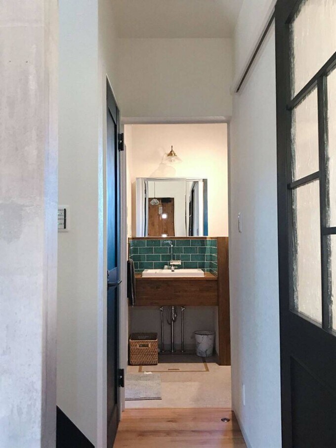 玄関から洗面所を見たところ