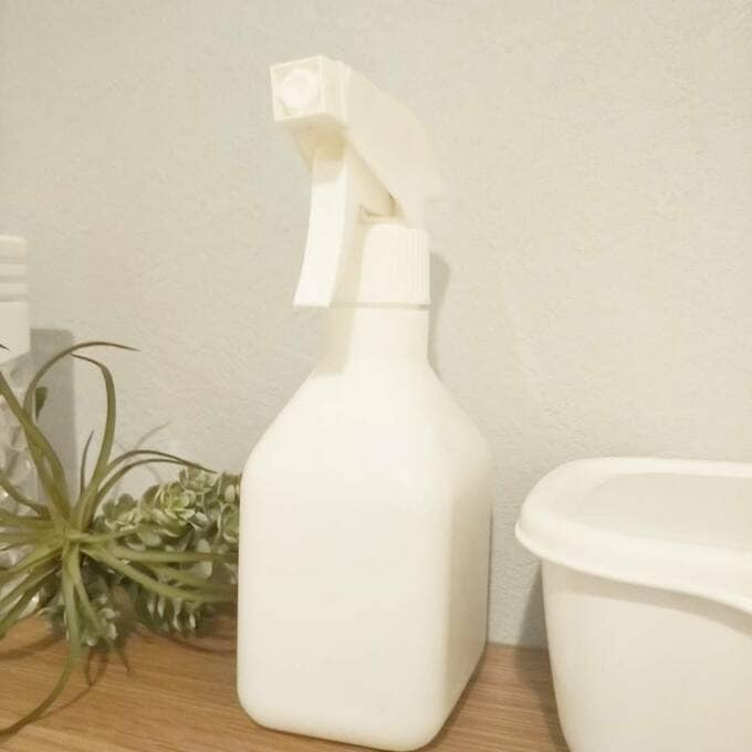 洗剤を入れるためのスプレー。