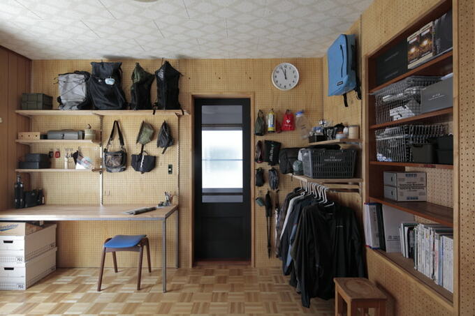 有孔ボード張りの個室