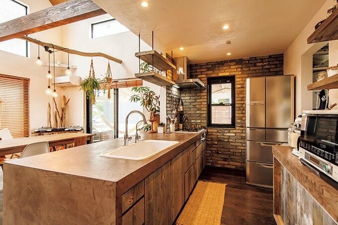古材を多用したキッチン