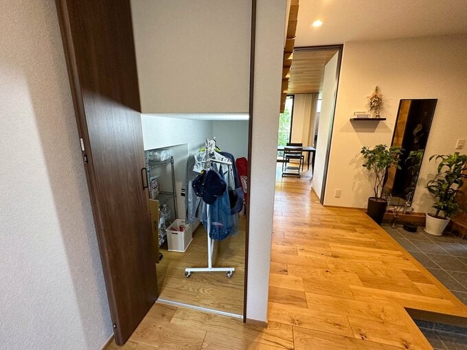 玄関側の階段下収納