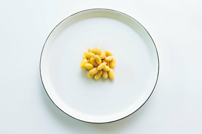 皿に盛られたゆで大豆