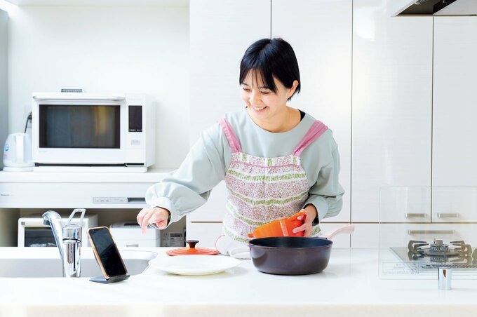 料理中の女性