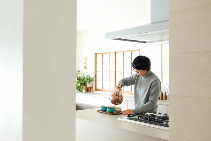 キッチンに立つSさん