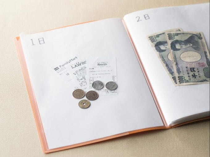 クリアファイルにレシートとお金を入れる