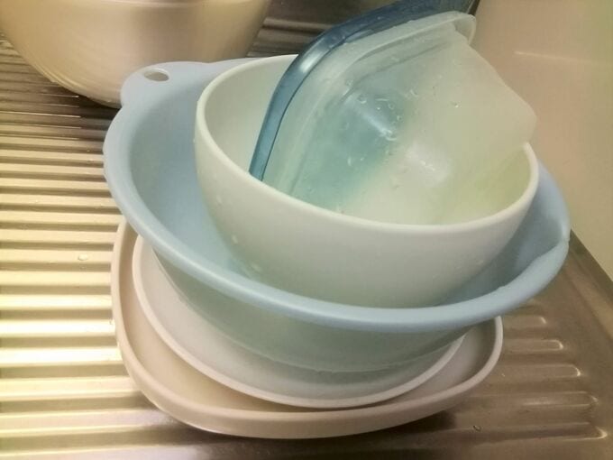 お皿を下にして重ねる