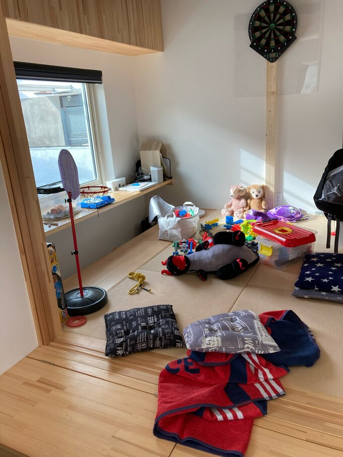 オモチャが散らかる小上がりの和室