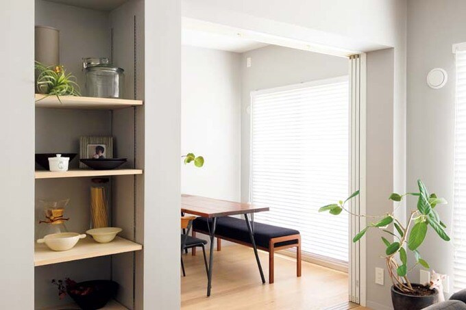 リビング側から見た引き戸で仕切れるダイニングスペース