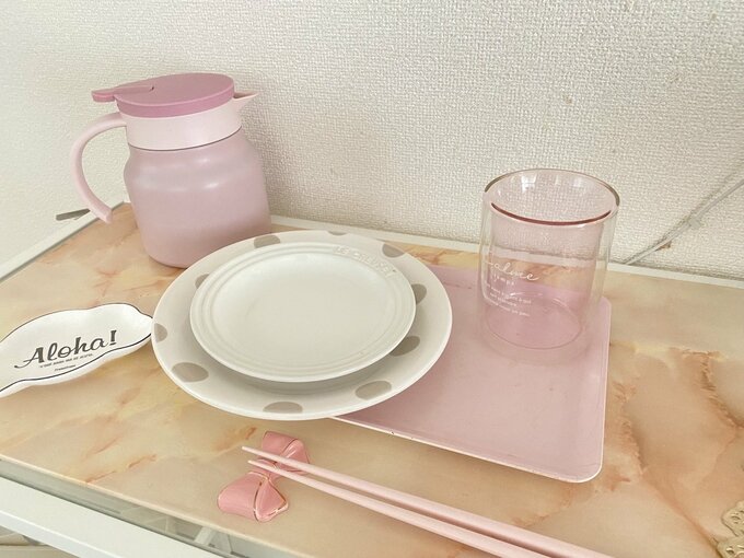 トレーにのった食器