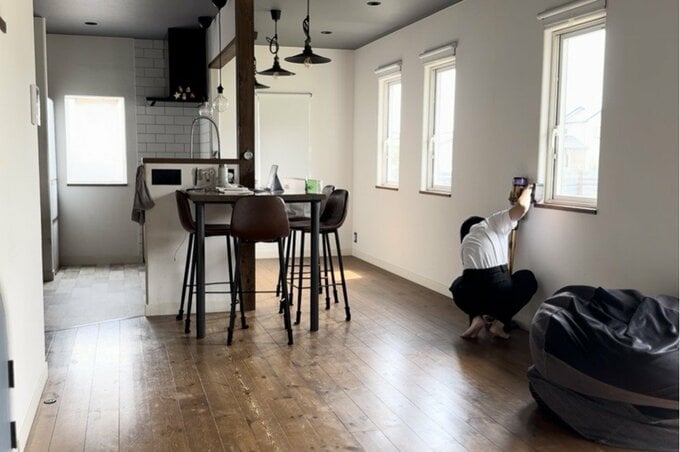 リビングを片づけ中のぴーこさん