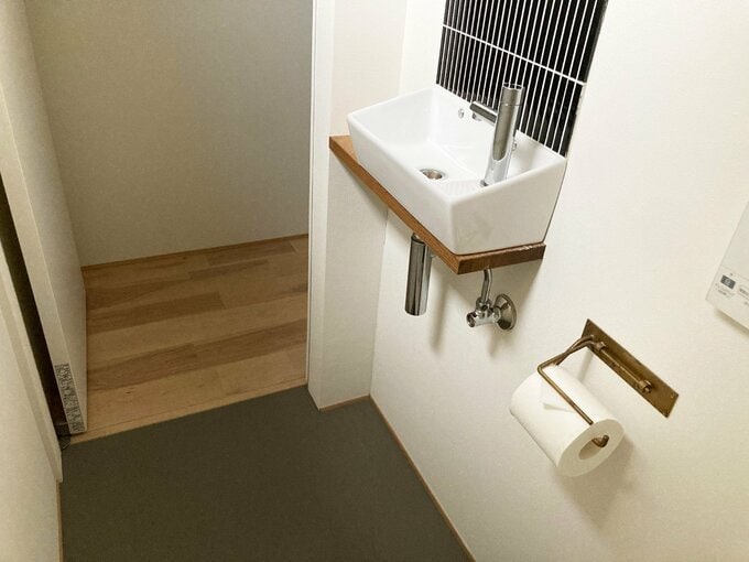 トイレ内の手洗い場は壁づけ排水
