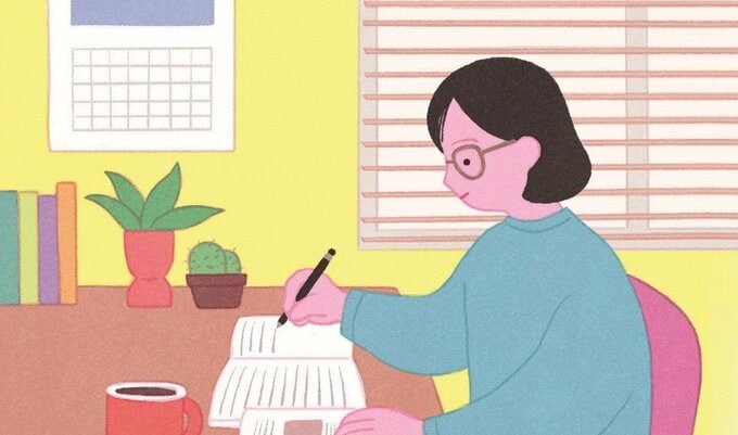 やりたいことをノートに書き出している女性