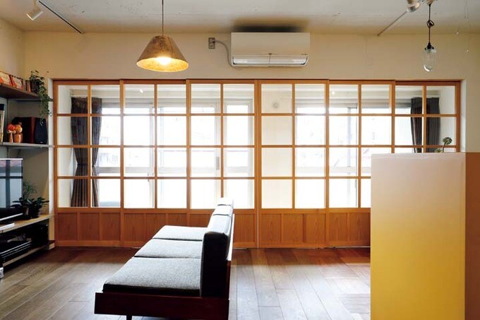 サッシの内側に設けたオリジナルの木製建具