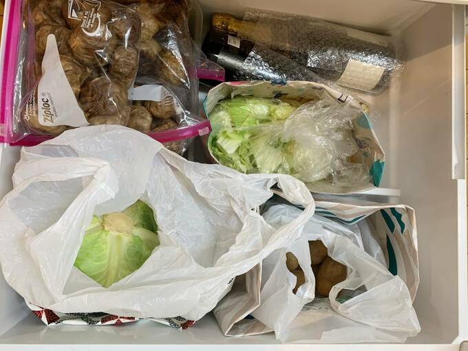 野菜室の仕切りに紙袋