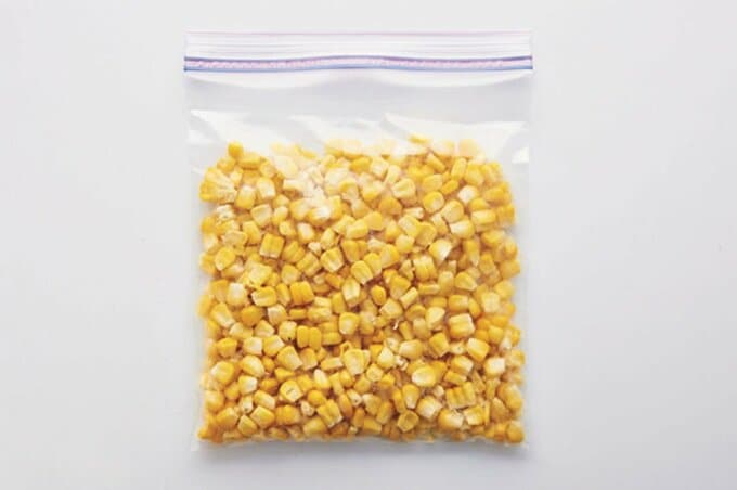 保存袋にトウモロコシ
