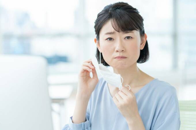 マスクをはずす女性