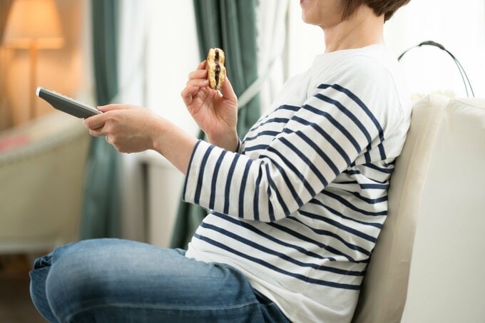 テレビを見る女性