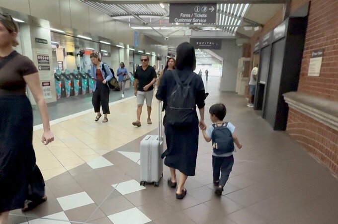 スーツケースとNozomiさん