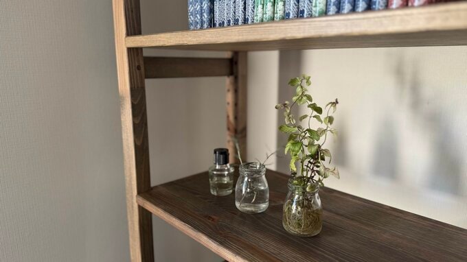 アンティーク風に塗装したIKEAの棚