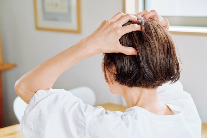 頭皮マッサージをする女性