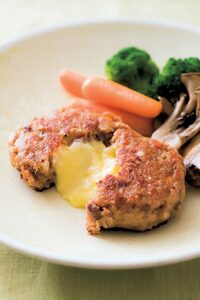 盛り付けたハンバーグ