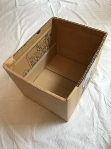 クローゼットの上の棚部分を整理しています