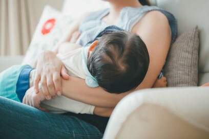 授乳中に覗く、帰宅時間に口出し…私、同居の義父が辛すぎます