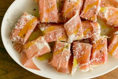 生ハムで豆腐をくるむだけ！パーティにぴったりの簡単レシピ