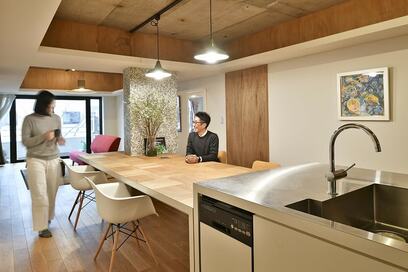 【マンションリノベ事例】壁面収納とストックルームで生活感を感じさせない空間に