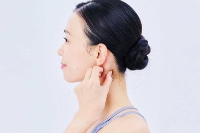 1分でできる「胸鎖乳突筋」のもみ方。耳の下を優しくつかんでリラックス！