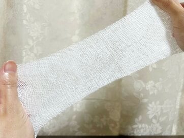 セリアの「のび〜るコットンシート」が意外な名品だった。110円で50枚も入ってコスパも使い心地も大満足