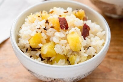 炊飯器で簡単「サツマイモご飯」レシピ。塩昆布の塩味がちょうどいいバランスに