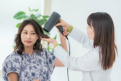 「髪のうねりや広がり」は紫外線の影響も!ダメージをヘアマスクでおうちケア