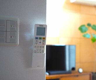 40代の収納。まな板もリモコンも浮かせれば断然掃除がラクになる