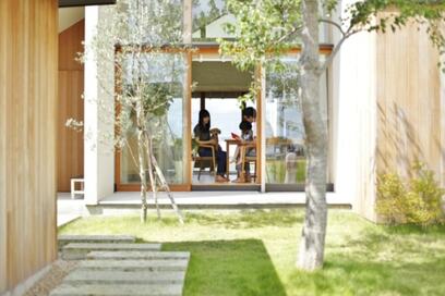 【注文住宅事例】四季の移ろいがいつも身近に。森のような庭とともに暮らす家