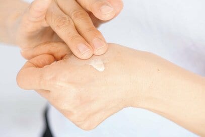 夏こそ「脱・厚塗り」で涼しげに。老け見えさせないメイクの4ステップ